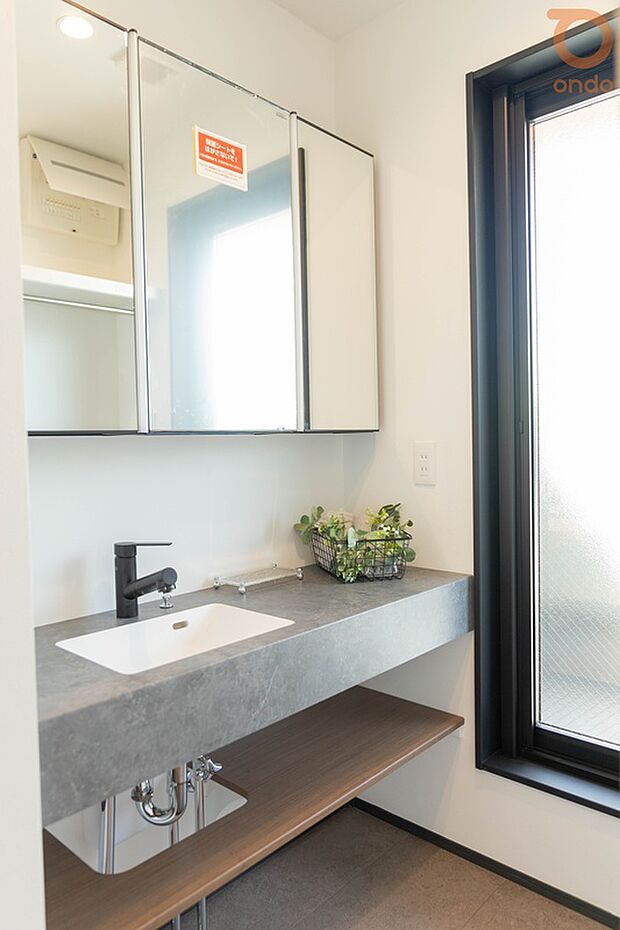 【【建物プラン例/洗面】】スタイリッシュな三面鏡付き洗面台は、収納力も◎。横長カウンターで朝の支度がしやすく、家族で並んで使える広さです。