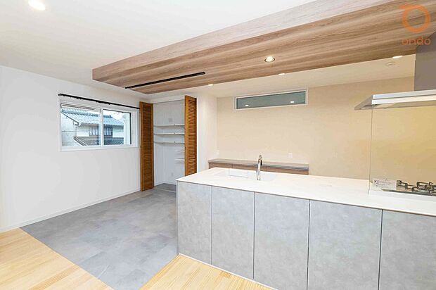 【【ondo建物プラン例/キッチン】】キッチンを囲んで自然と人が集まる空間。料理しながら会話が生まれる、心地よい住まいの中心です。