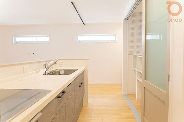 【【ondo建物プラン例/キッチン】】広々としたキッチンは、日々の料理も快適。お子さまの成長後には、一緒に料理を楽しめるゆとりがあります◎