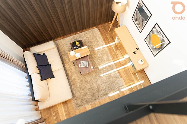 【【ondo建物プラン例/吹き抜け・リビング】】吹き抜け天井と高窓からたっぷり光が差し込む、開放感あふれるリビング空間です。木目調が空間のアクセントに◎