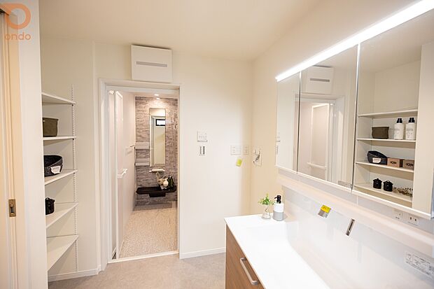 【【ondo建物プラン例/洗面】】広さに余裕のある洗面室は、身支度や家事を快適に行えます。棚を設置して、しっかりとタオルやボディーソープなど生活用品の整頓ができます◎