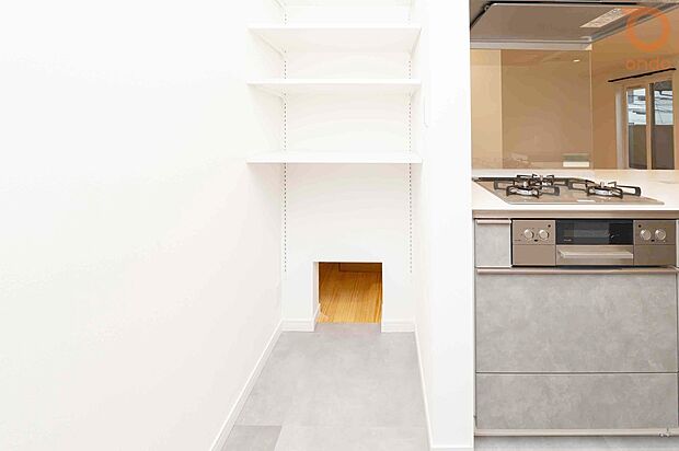 【【ondo建物プラン例／キッチン・パントリー】】見せない収納があるだけで、暮らしはこんなに整う。家事の気分まで変わる空間です。