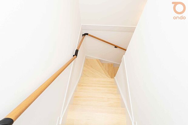 【【ondo建物プラン例／階段】】上下階をつなぐだけじゃなく、暮らしのリズムをつくる場所。そんな存在感のある階段です。