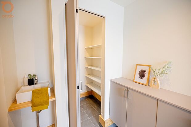 【【ondo建物プラン例/玄関】】玄関に洗面を設置して帰宅後すぐに手洗いができる動線に◎毎日の“手洗い習慣”が自然と身につく設計です♪