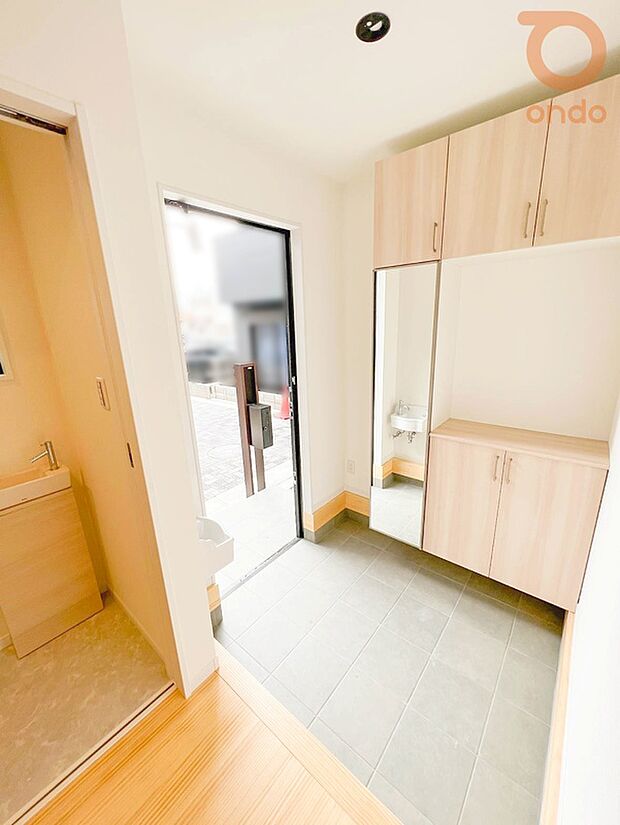 【【ondo建物プラン例/玄関】】姿見付きシューズボックスで、外出前のチェックもスムーズ◎身だしなみを整えて気持ちよくお出かけできます。