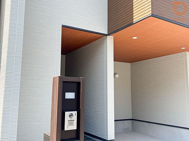 【【ondo建物プラン例/玄関】】雨の日でも濡れずに出入りできる屋根付きポーチ。ベビーカーや宅配荷物の一時置きにも便利な広さです。
