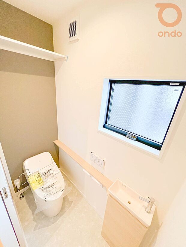 【【ondo建物プラン例/トイレ】】収納棚付きで機能性も備えたトイレ。落ち着いた空間で、ゆったりとお使いいただけます。