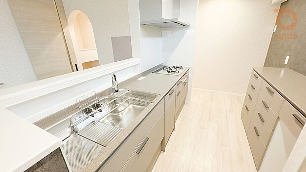 【【ondo建物プラン例/キッチン】】広々とした作業スペースを確保したキッチン。ご家族と一緒に料理をしてもゆとりがあります。