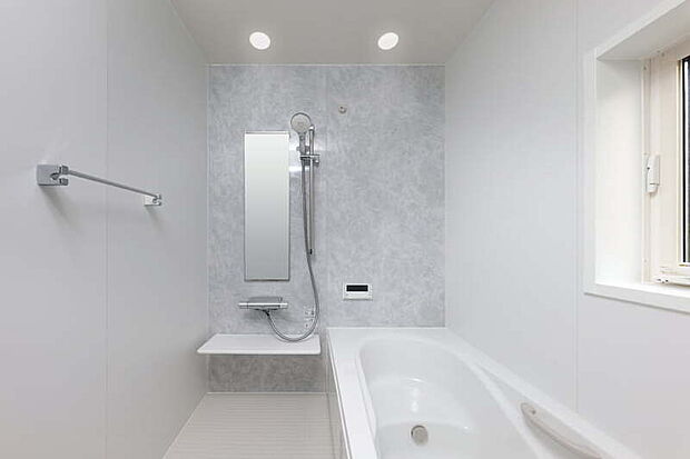 【【バスルーム/LIXIL AX】】毎日のバスタイムをやすらぎの時間にしてくれるバスルーム。高性能でお手入れが楽な素材を使用し、いつもきれいなバスルームをサポートします。
