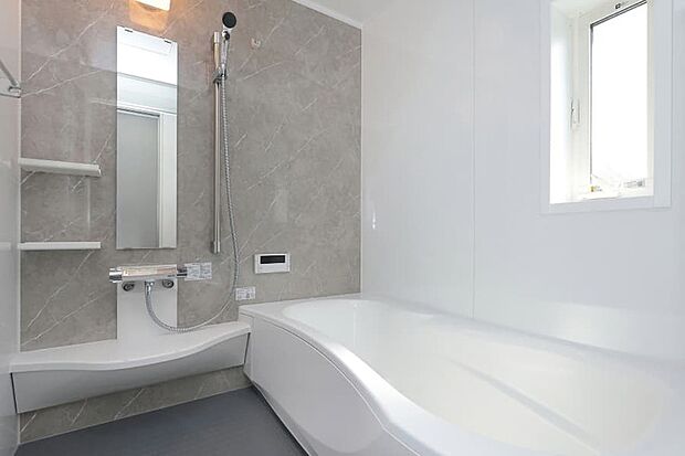 【【Toclas Bathroom every】】広さと美しさ、お湯のあたたかさを保つ人造大理石バスタブでリラックス。表面がなめらかで汚れが落としやすくお湯による劣化も少ないので、カンタンなお手入れで美しさが長く続きます。