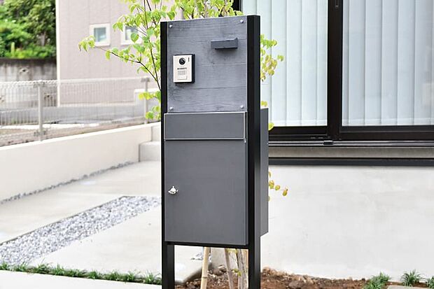 【宅配ボックスで荷物の受け取りも安心・便利】不在時でも荷物を受け取れる宅配ボックス付き。再配達の手間が省け、暮らしのストレスを軽減します。