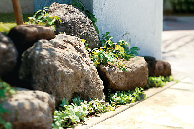 【【鳥海石】】ごつごつとした質感が趣を漂わせ、植栽とも調和する自然石です。