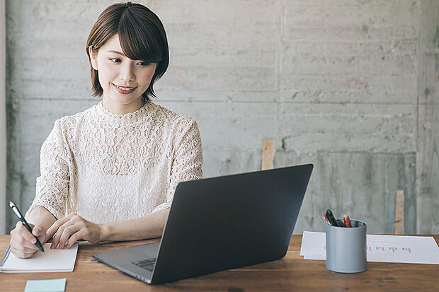 【【SOHO】】堀机でテレワークや宿題などの自分時間を。仕事の書類や本などが整理できるカスタムシェルフも設置しています。※号棟により採用状況が異なります。