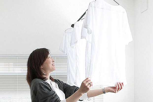 【【SMART】お好みに合わせてマルチに使えるスペース】マルチな使い方ができる続き間空間。テキスタイルフロアなので子どもの遊び場、趣味のヨガスペース、家事室など、目的に応じて多彩に使えます。※号棟により採用状況が異なります。