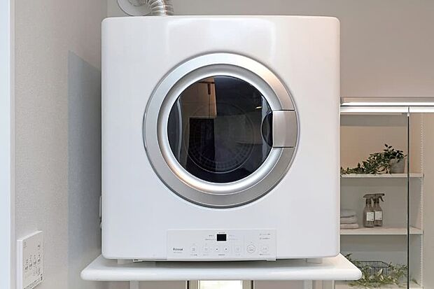 【【ガス衣類乾燥機　乾太くん】】ガスだから実現できる圧倒的な乾燥の速さで、6kgの洗濯物がわずか1時間で乾きます。さらに洗濯物を部屋干しすると生じる生乾き臭の原因となる「モラクセラ菌」を乾太くんなら80℃以上のガスの温風で除去します