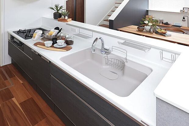 【【オープンキッチン】】スタイリッシュな美しさと使いやすさを兼ね備え、手元は隠しても視界は広いオープンタイプのキッチンです。※号棟により採用状況は異なります。