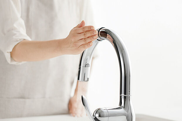 【【タッチレス蛇口一体型浄水器】】スタイリッシュな空間にあるミニマルなデザイン。側面についたセンターで楽々操作。引き出してハンドシャワーとしても利用できます。省エネ性と操作性が魅力の水栓を採用しました。