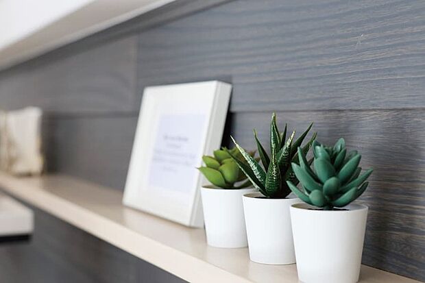 【【PLAN01】シルキーウッド】浮造りのクラフト感と自然派オイルスティンによる自然な風合いが魅力の桐壁材「KIRINOKA/シルキーウッド」をリビングに採用しました。