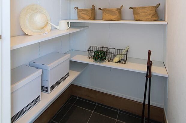 【【土間収納】】スポーツ道具やゴルフバッグなどもすっきり仕舞えるゆとりのある収納を玄関スペースに確保。ガーデニング用品やお子さまの公園グッズなど、外使いのものの出し入れがしやすく便利です。