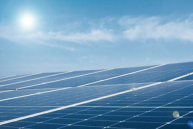 【【太陽光発電システム標準採用】】太陽光で発電した電力を家庭で利用できる、太陽光発電システムを全邸に設えました。快適と省エネを叶える先進の設備で、次世代の暮らしを満喫できます。