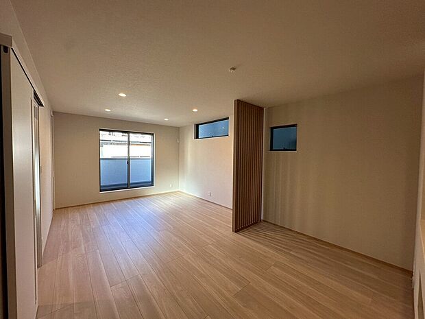 【【内観写真】4号地】ダイニング横にバルコニーを設けています。LDKは2階に配置しており、プライバシーを守りながら、のんびりとご家族との団欒時間をお過ごしいただけます。