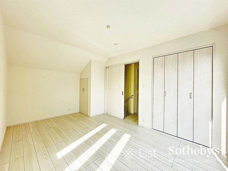 ◆居室◆２号棟白を基調とした室内で飽きのこないデザイン！お部屋がシンプルなのでお好きなインテリアを飾れます！収納スペースもありますのでお部屋が片付き綺麗に使えます！
