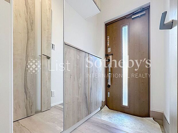 ■玄関■玄関をきれいに保てる工夫のひとつ。使い勝手に配慮されたシューズ収納です。整った玄関は、家全体の心地よさを引き立ててくれますね♪