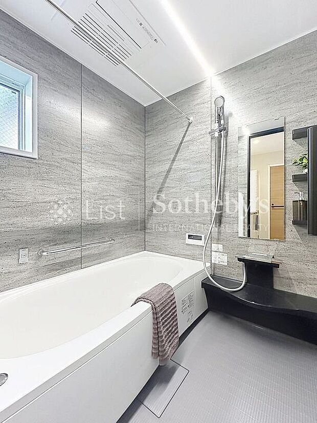 ■バスルーム■一日の疲れをホッと癒してくれるくつろぎのバスルーム。浴室乾燥機能も付いておりますので、雨の日のお洗濯も安心です。