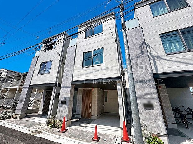 ■前面道路■車通りも落ち着いた道路に面し、駐車もスムーズにできそう!※掲載画像はAI加工を施しております。実際の形状・色味・空模様・陽当たり等と異なる場合があります。