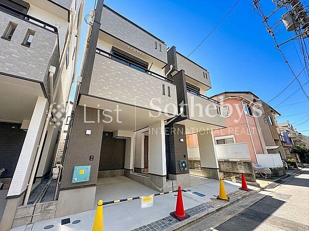 ■外観■建物堂々完成!いつでもご見学可能です!※掲載画像はAI加工を施しております。実際の形状・色味・空模様・陽当たり等と異なる場合があります。