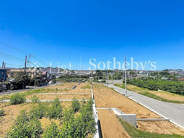 ■現地写真■木々の揺らぎと風の通り道が心地よい、自然に包まれた落ち着きあるロケーション。※掲載画像はAI加工を施しております。実際の形状・色味・空模様・陽当たり等と異なる場合があります。
