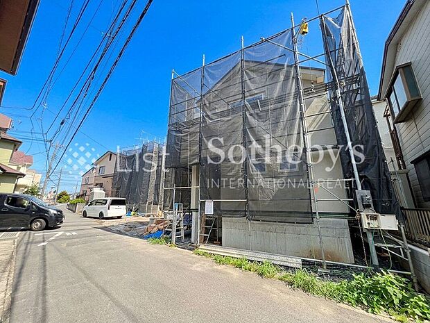 ■現地写真■未来の暮らしが少しずつ形に。完成までのプロセスも見守れる安心感があります!※掲載画像はAI加工を施しております。実際の形状・色味・空模様・陽当たり等と異なる場合があります。