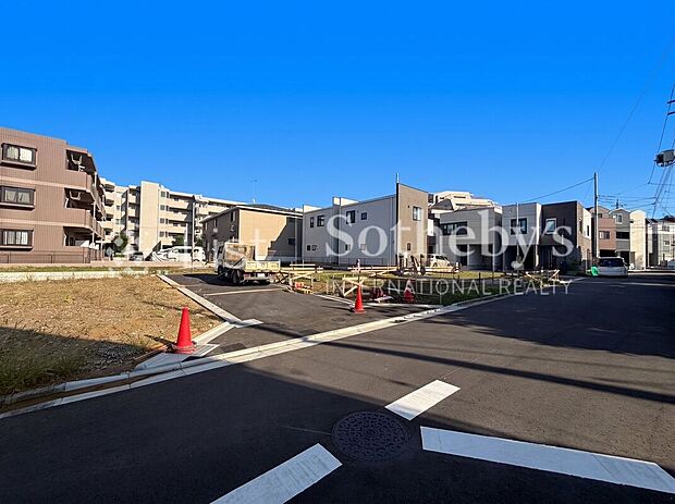 ■前面道路■ゆとりある前面道路は開放感を演出!陽ざしがたっぷり差し込み明るいお住まいが実現します。※掲載画像はAI加工を施しております。実際の形状・色味・空模様・陽当たり等と異なる場合があります。