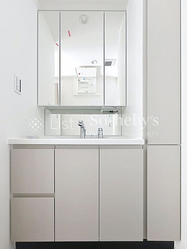 【洗面】■パウダールーム■(3号棟)収納力と機能性に優れた三面鏡付き洗面化粧台♪汚れに強く頑丈なアクリル人造大理石のフラットカウンターを採用!お手入れも楽々です◎