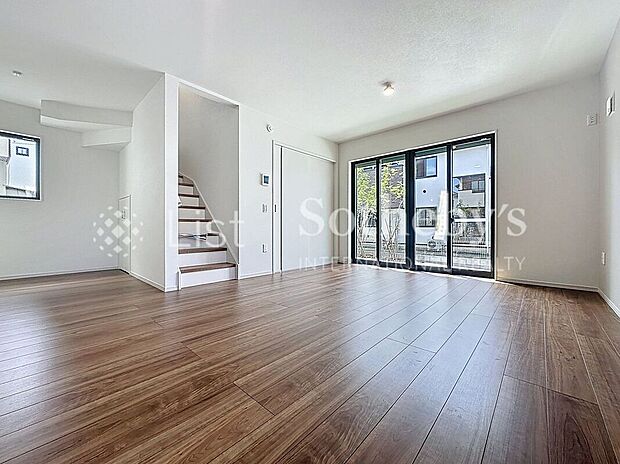 【リビング】■リビング■(1号棟)やわらかな光と心地よい空気に包まれるリビングは、家族のストーリーが育つ場所。毎朝、陽だまりの中でコーヒーを。家族の笑顔が自然と集まる、心をほどく空間です。