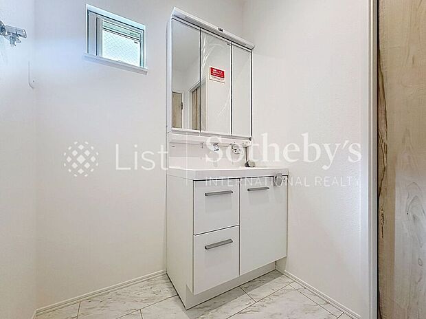 【洗面】■パウダールーム■収納力と機能性に優れた三面鏡付き洗面化粧台♪鏡裏は収納になっていて、水周りもスッキリ整理できますね!