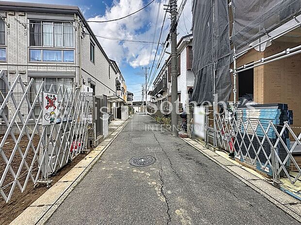 【前面道路含む外観】■前面道路■ゆとりある前面道路は開放感を演出！陽ざしがたっぷり差し込み明るいお住まいが実現します。