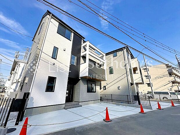 【前面道路含む外観】■前面道路■ゆとりある前面道路は開放感を演出!陽ざしがたっぷり差し込み明るいお住まいが実現します。