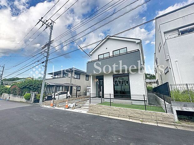 【外観】■外観■閑静な住宅地に堂々と佇む家。豊かな居住性と、クオリティが見事に調和した住空間。※画像は一部イメージ加工を行っており、実際とは異なる場合があります。
