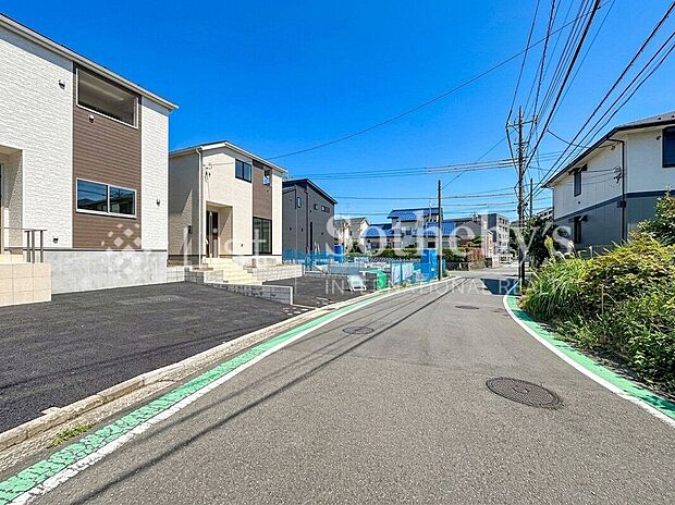 【前面道路含む外観】■前面道路■ゆとりある前面道路は開放感を演出!陽ざしがたっぷり差し込み明るいお住まいが実現します。※掲載画像はAI加工を施しております。実際の形状・色味・空模様・陽当たり等と異なる場合があります。