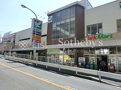 ヨークマート妙蓮寺店 840m