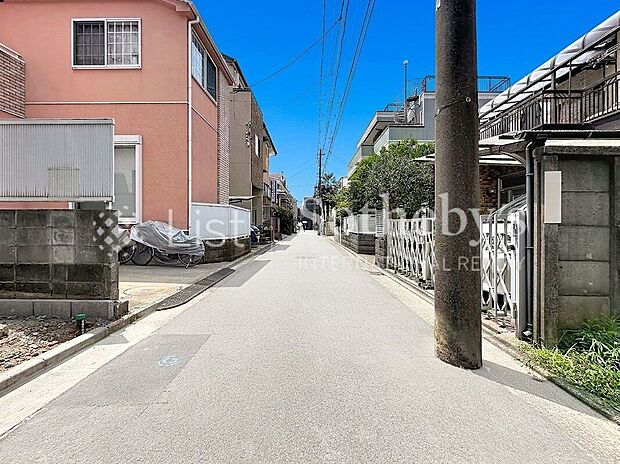 【前面道路含む外観】■前面道路■ゆとりある前面道路は開放感を演出!陽ざしがたっぷり差し込み明るいお住まいが実現します。※掲載画像はAI加工を施しております。実際の形状・色味・空模様・陽当たり等と異なる場合があります。