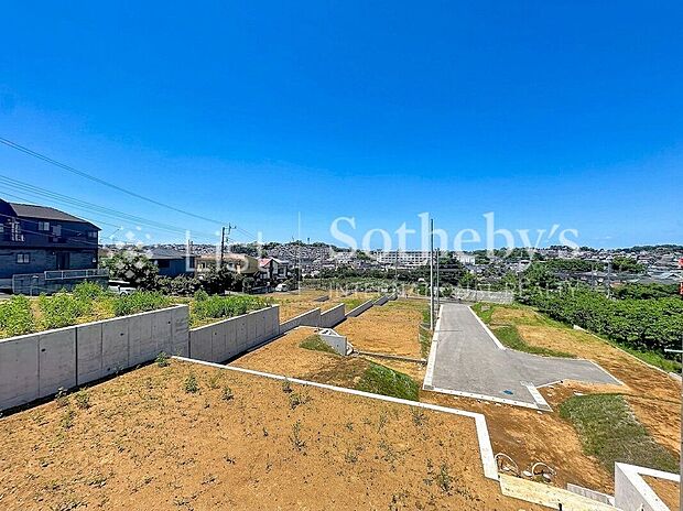 【外観】■現地写真■前面道路ゆったりで、車の出し入れもスムーズ。落ち着きのある整然とした街並み。※掲載画像はAI加工を施しております。実際の形状・色味・空模様・陽当たり等と異なる場合があります。