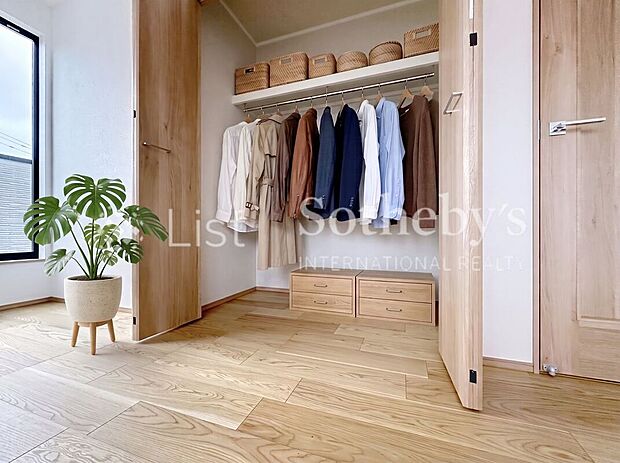 【収納】■収納■各お部屋には容量たっぷりのクローゼット付き♪お洋服やかさばる荷物もすっきり整理できますね!※本画像はAIによるバーチャルステージングを施したイメージです。