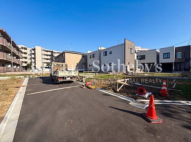 【外観】■現地写真■現在建築中です!周辺環境含めご見学可能です!※掲載画像はAI加工を施しております。実際の形状・色味・空模様・陽当たり等と異なる場合があります。