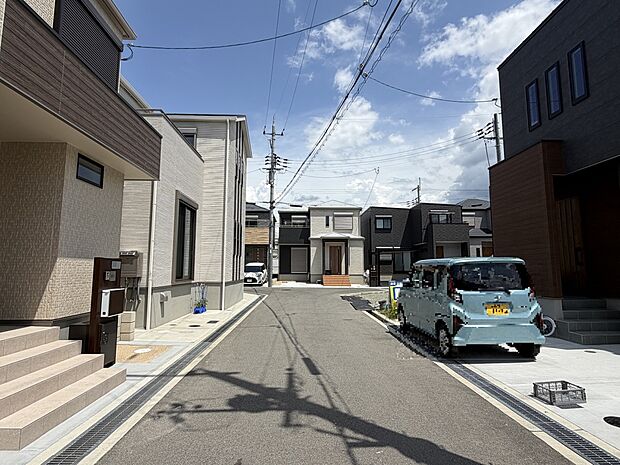 街区内にある開発道路は4.7m以上。広さを確保しつつ、街区分岐点は隅切りされているので、視界の開けた安全性の高い街並みとなっています。（2026年6月撮影）