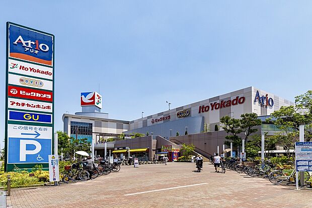 アリオ八尾まで徒歩22分(約1690m~約1730m)。 映画館がある大型商業施設を普段使い。休日にご家族で気軽に遊びに行くことができる立地です。 ※2F八尾駅側入口まで (2022/7撮影)