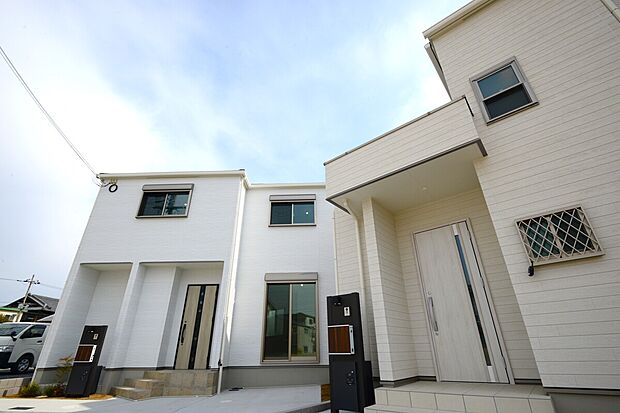 青空が広がる落ち着いた分譲地です。お問い合わせ開始！お気軽にお問い合わせください。
※現地モデルハウス7.8号地（2026/2撮影）