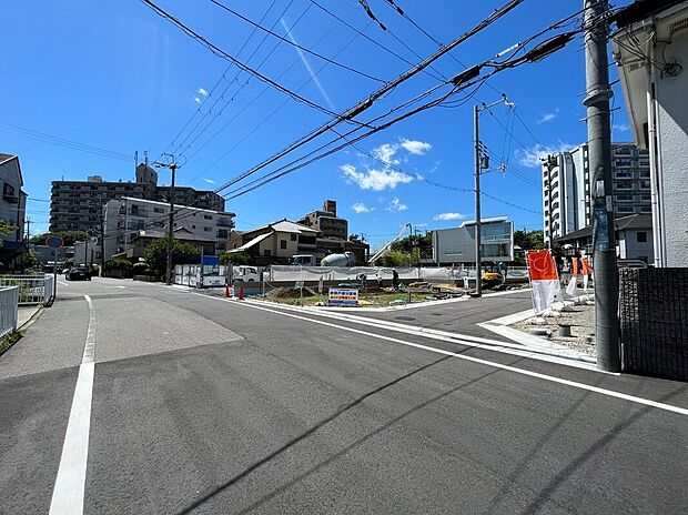 【前面道路も広くて安心です!】前面道路は広々と見通しが良く、交通量も多くない生活道路となっております。車の運転が不安な方でも安心。最寄りのスーパーもすぐそこに。
現地(2024年5月撮影)