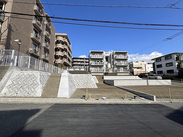 【現地土地写真】居住スペースが前面道路部分より高くなっているため、人通りや通行人の視線が気になりにくいです。また、南道路に面していることで、プライバシーを確保しつつ十分な採光を確保できます。(2025年3月撮影)